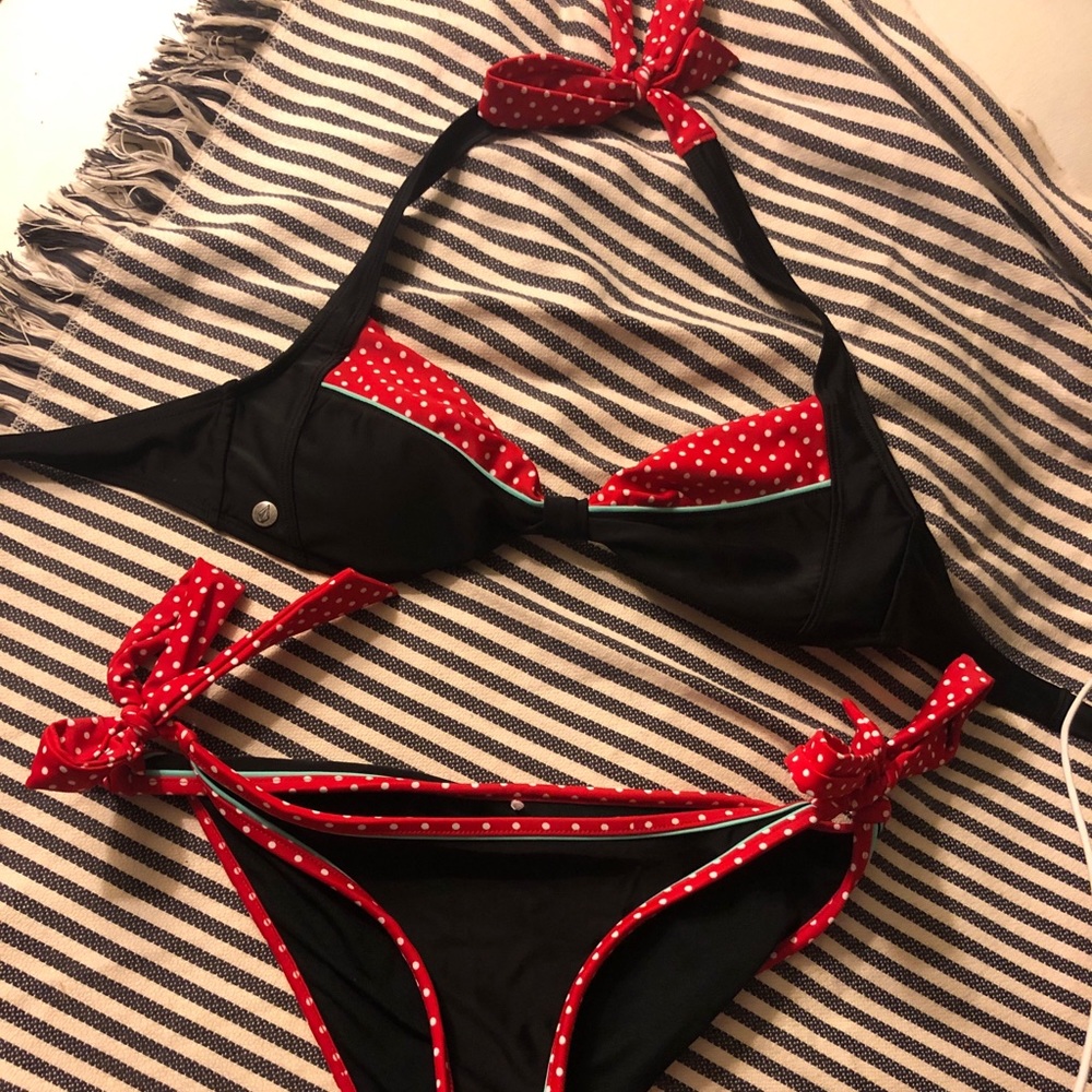 VOLCOM pin-up style bikini!